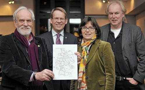 Rainer Müller-Held (v. l.), Klaus Mueller-Zahlmann, Bettina Herlitzius und Dr. Volker Brand zeigen den Bundesverkehrswegeplan. | FOTO: SANDRA C. SIEGEMUND